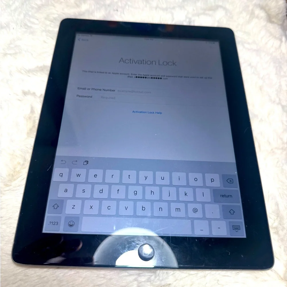Apple iPad 4th Generation for parts or repairs (read)